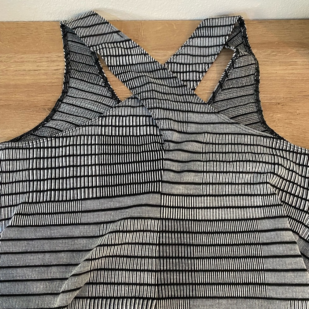 Abstract tank - Picture 3 of 3